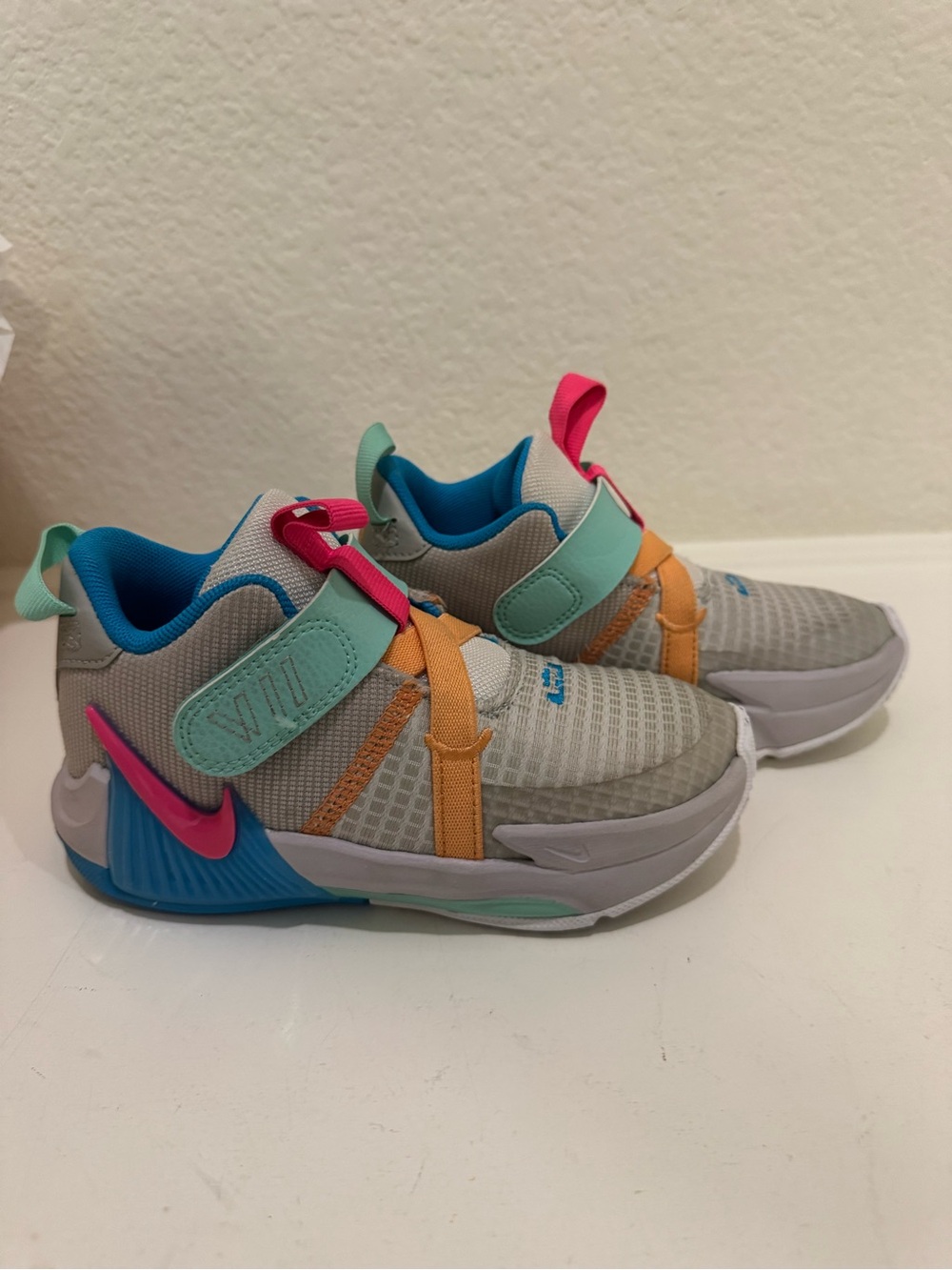 Nike LeBron Witness 7 PS Size 11C Grey Fog Hyper Pink Basketball Shoes EUC